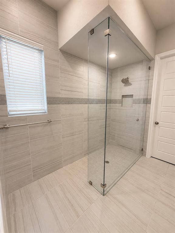 1196 Putnam Drive, Frisco, TX 75036 Walk-in shower with clear glass enclosure and recessed niche