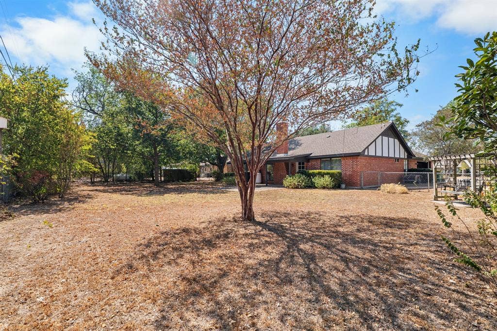 544 Jason Street, Robinson, TX 76706 Expansive backyard featuring a mature tree, brick exterior, and a chain-link fence