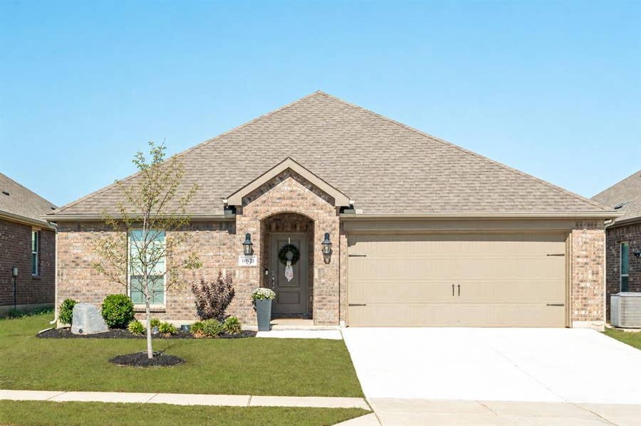 Property photo for 10621 Ponderosa Trail, Aubrey, TX