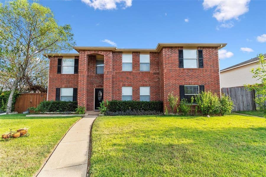 Property photo for 611 Pondview Drive, Cedar Hill, TX