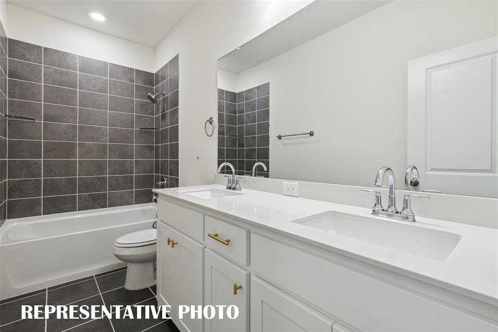4733 Lunker Street, McKinney, TX 75071 Guests will feel right at home in this beautifully finished guest bath. REPRESENTATIVE PHOTO