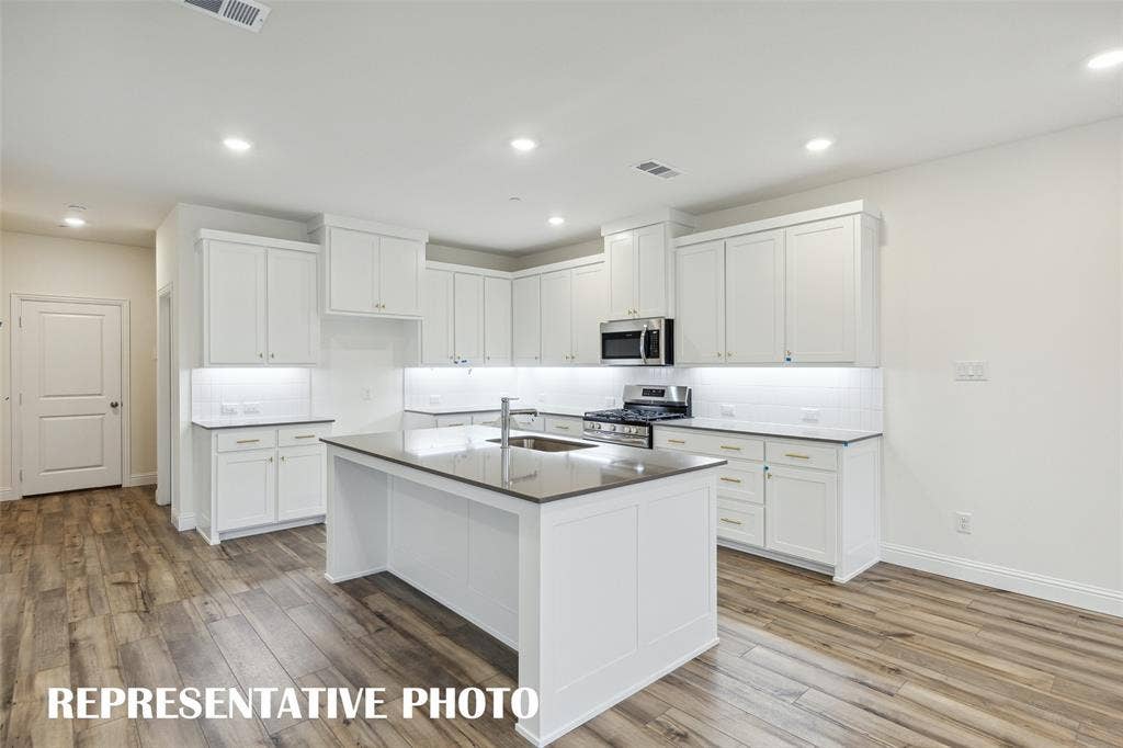 4733 Lunker Street, McKinney, TX 75071 No shortage of space or style in this dream kitchen! REPRESENTATIVE PHOTO