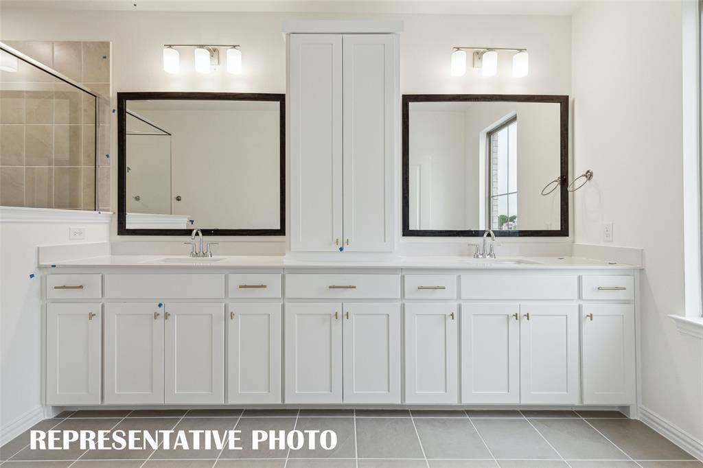 4733 Lunker Street, McKinney, TX 75071 Plenty of space for two in this wonderful owner's bath. REPRESENTATIVE PHOTO
