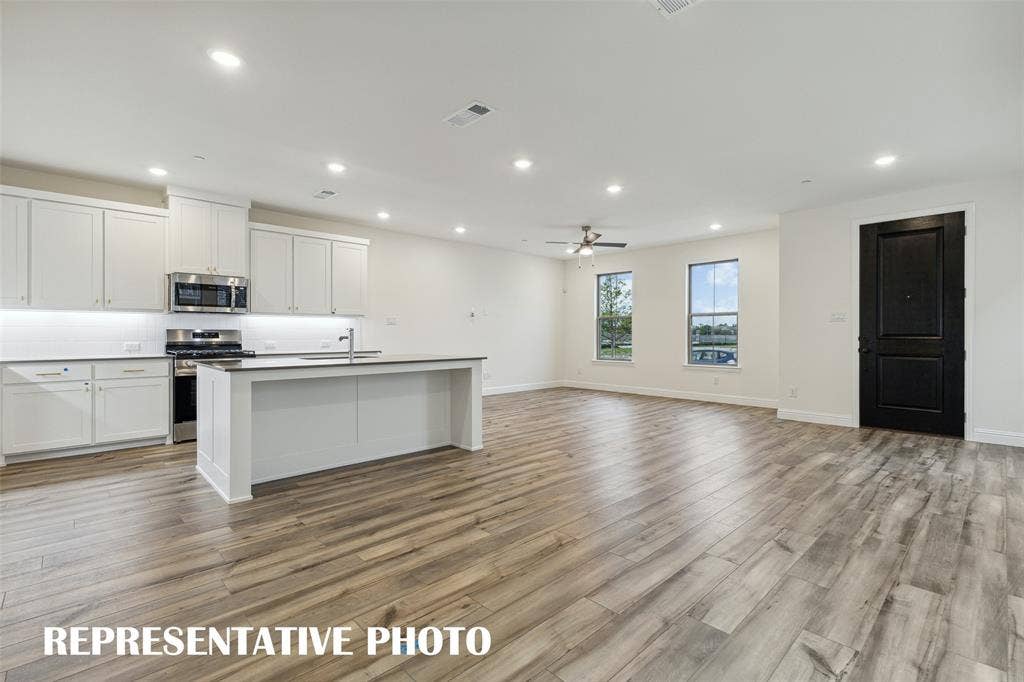 4733 Lunker Street, McKinney, TX 75071 Our Hansen plan features an open concept design that is perfect for entertaining family & friends! REPRESENTATIVE PHOTO