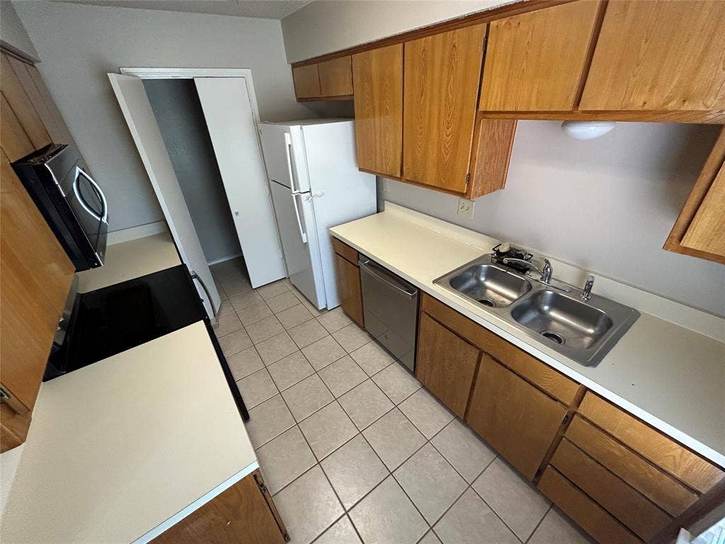 5425 Stagetrail Drive, Arlington, TX 76017 5425 Stagetrail Drive, Arlington, TX 76017