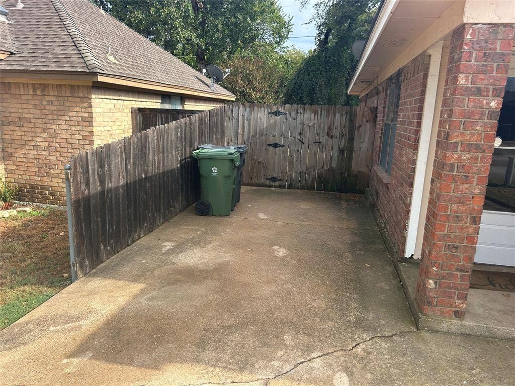 5425 Stagetrail Drive, Arlington, TX 76017 5425 Stagetrail Drive, Arlington, TX 76017