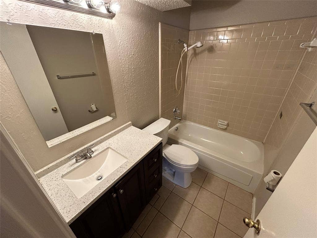 5425 Stagetrail Drive, Arlington, TX 76017 5425 Stagetrail Drive, Arlington, TX 76017