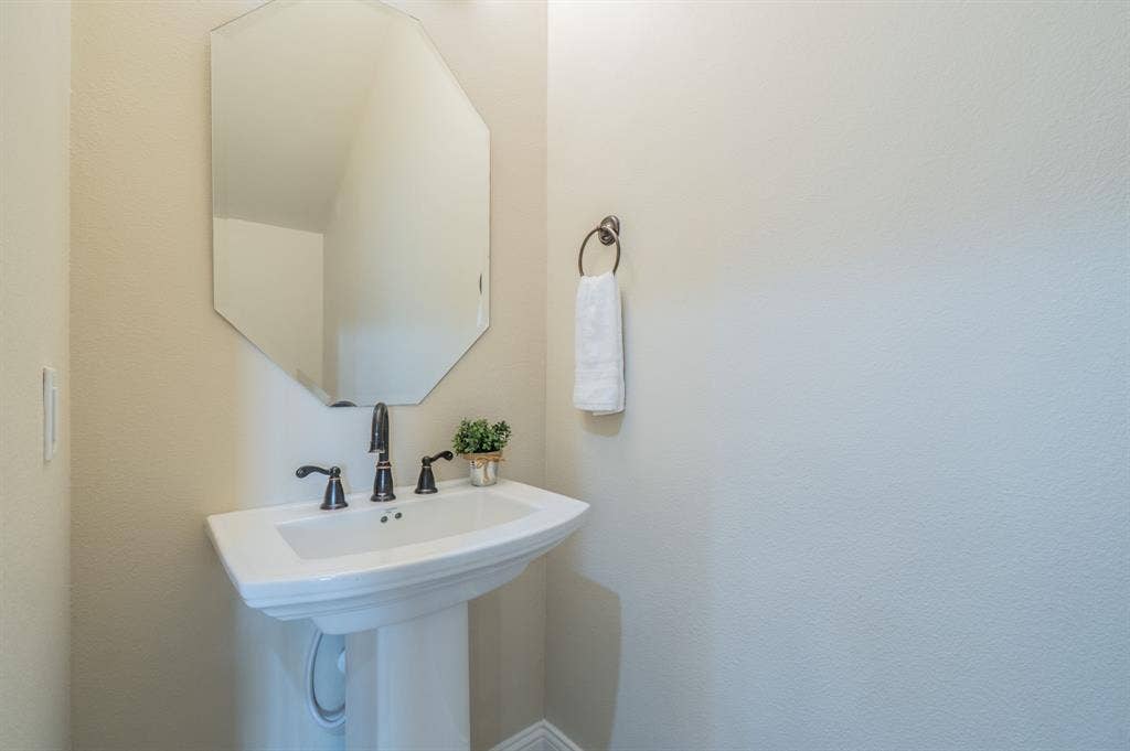 4110 Shavano Drive, Frisco, TX 75034 Half bath on 1st Floor