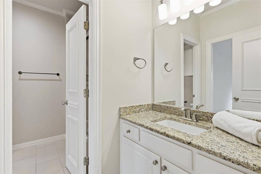 2313 Marblewood Drive, Plano, TX 75093 Jack & Jill Bath