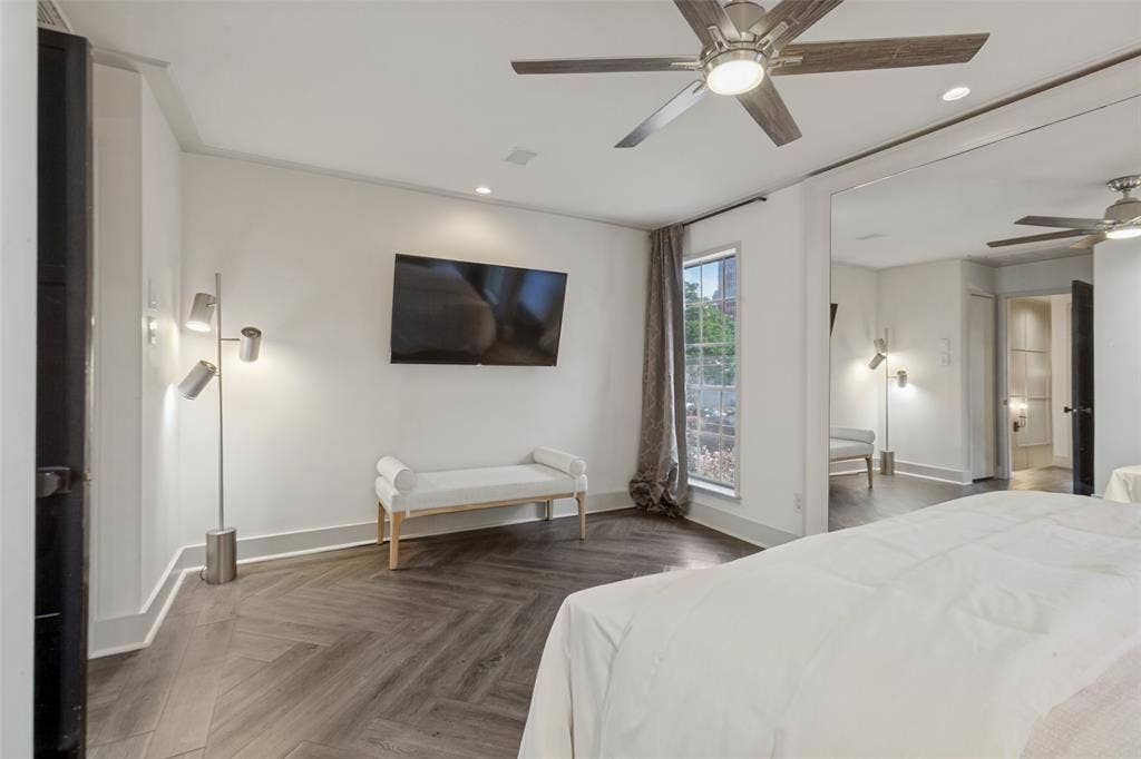 3818 N Hall Street, #128, Dallas, TX 75219 Room for a sitting area