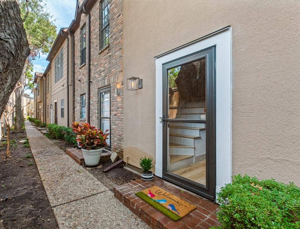 3818 N Hall Street, #128, Dallas, TX 75219 Quaint walkway to Unit #128.