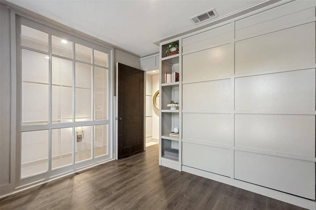 3818 N Hall Street, #128, Dallas, TX 75219 Versatile secondary bedrom upstairs
