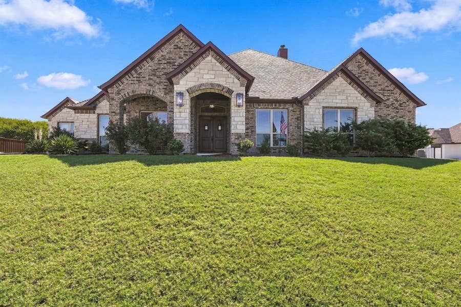 Property photo for 420 Dove Meadow Trail, Waxahachie, TX
