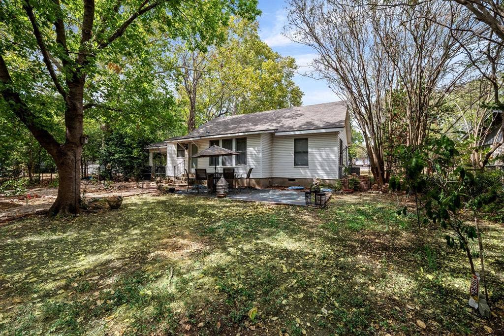 302 W Billington Drive, Robinson, TX 76706 Expansive backyard with a manicured lawn, mature trees, and a paver patio