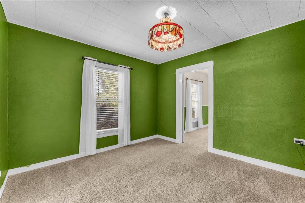 302 W Billington Drive, Robinson, TX 76706 Carpeted room with a textured ceiling, a stained-glass light fixture, and a window with blinds