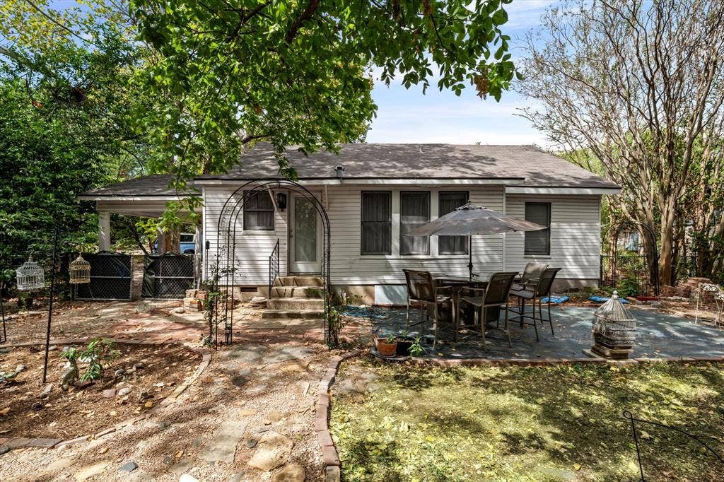 302 W Billington Drive, Robinson, TX 76706 Exterior featuring horizontal siding, a covered entry, and a paved patio area