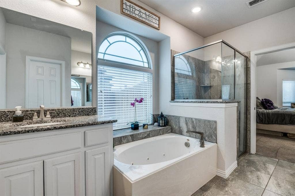 249 Noble Nest Drive, Midlothian, TX 76065 Owner's en-suite bathroom