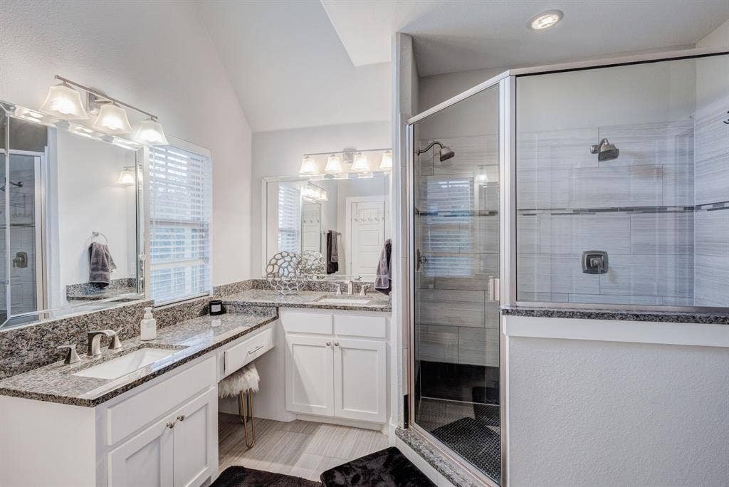 4814 Empire Way, Irving, TX 75038 Dual vanities with granite countertops