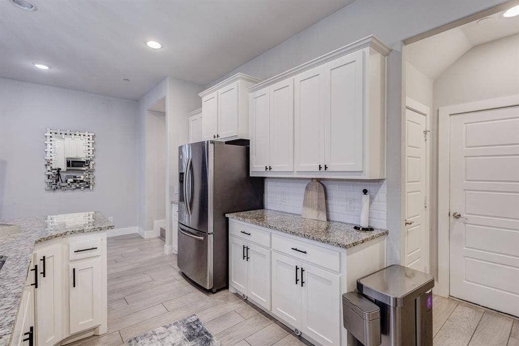 4814 Empire Way, Irving, TX 75038 White shaker cabinetry with dark hardware