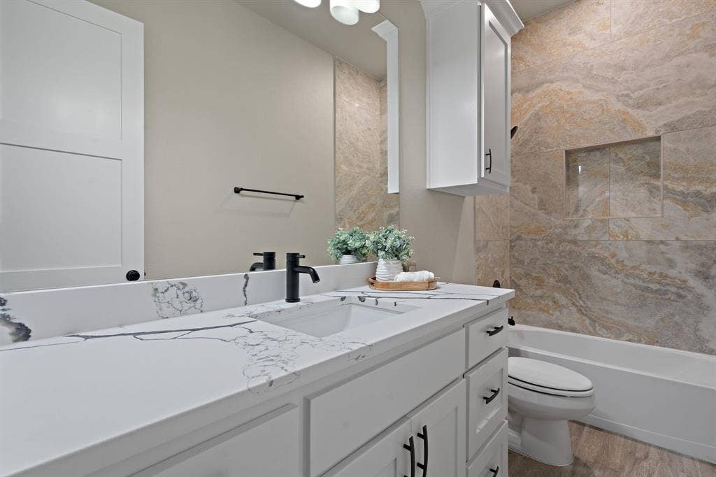 4205 County Road 570, Farmersville, TX 75442 ensuite bath