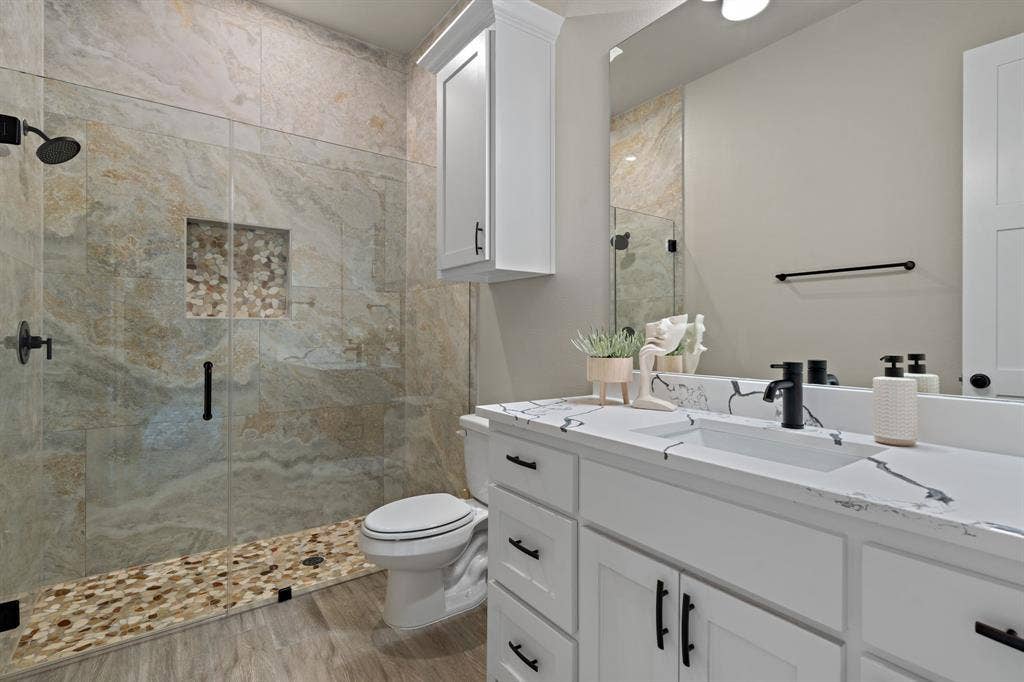 4205 County Road 570, Farmersville, TX 75442 ensuite bath
