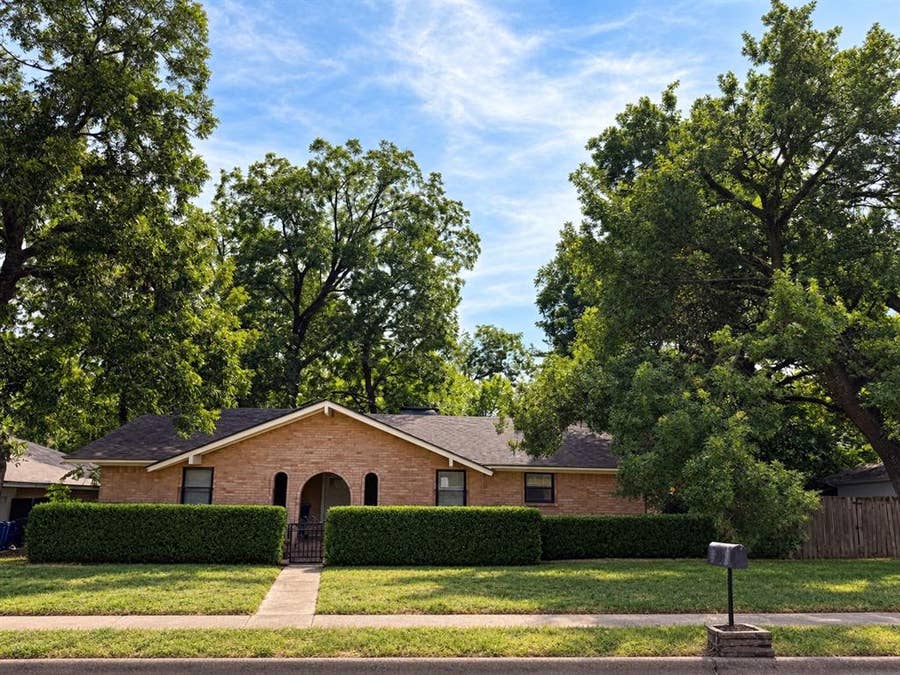 Property photo for 424 Lakewood Drive, DeSoto, TX