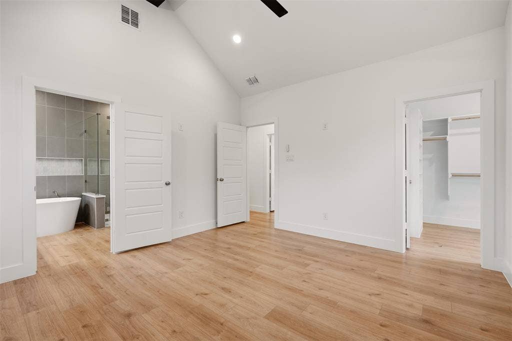 1601 Birdell Street, Fort Worth, TX 76105 Vaulted ceiling, wood-finish flooring, white paneled doors, walk-in closet, freestanding soaking tub
