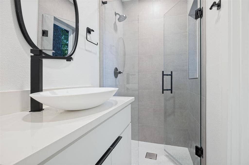 1434 Tranquilla Drive, Dallas, TX 75218 Ensuite Bathroom to 3rd Bedroom