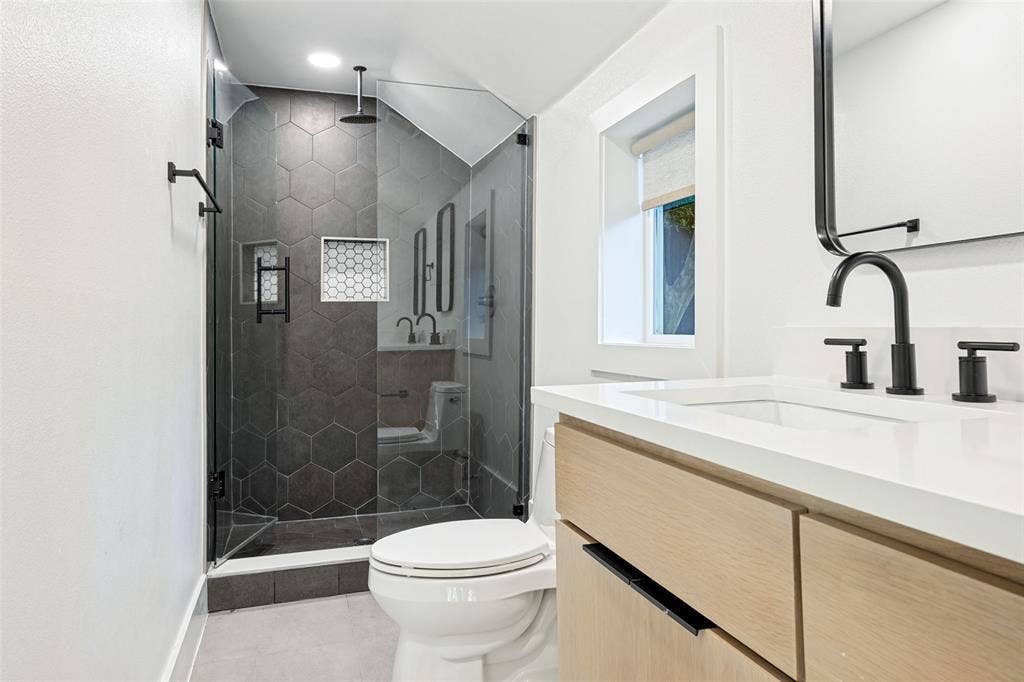 1434 Tranquilla Drive, Dallas, TX 75218 Ensuite Bathroom to secondary Primary Bedroom