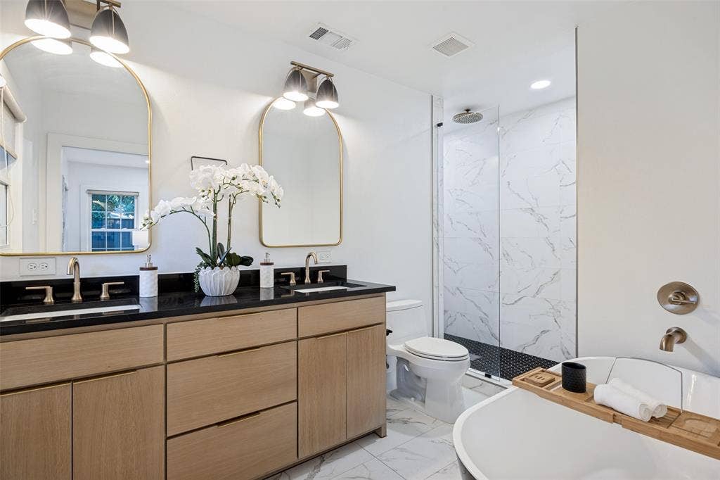 1434 Tranquilla Drive, Dallas, TX 75218 Primary Bathroom with Garden Tub