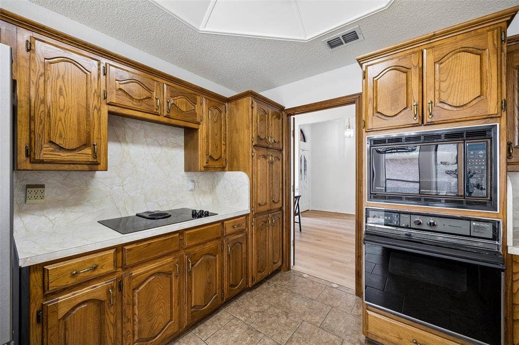 6656 Wickliff Trail, Plano, TX 75023 6656 Wickliff Trail, Plano, TX 75023