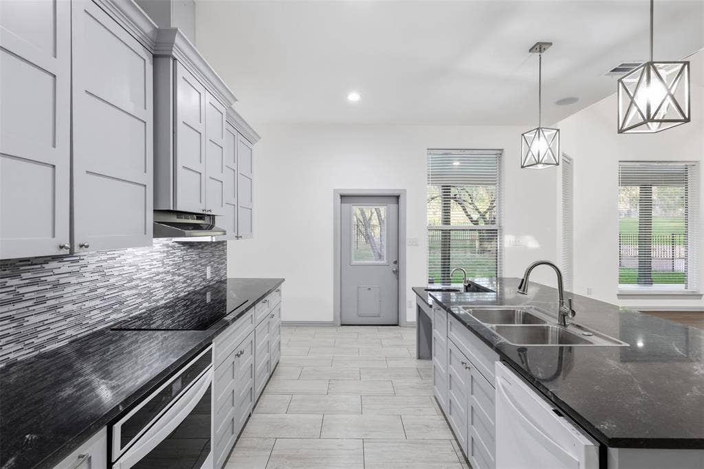 2541 Town View Drive, Cedar Hill, TX 75104