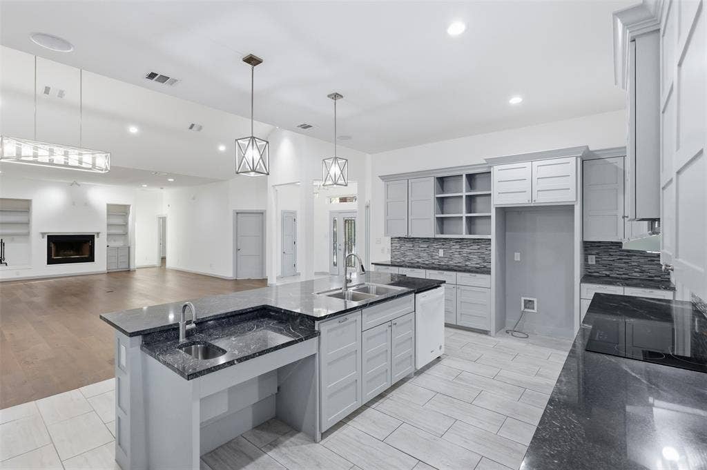 2541 Town View Drive, Cedar Hill, TX 75104