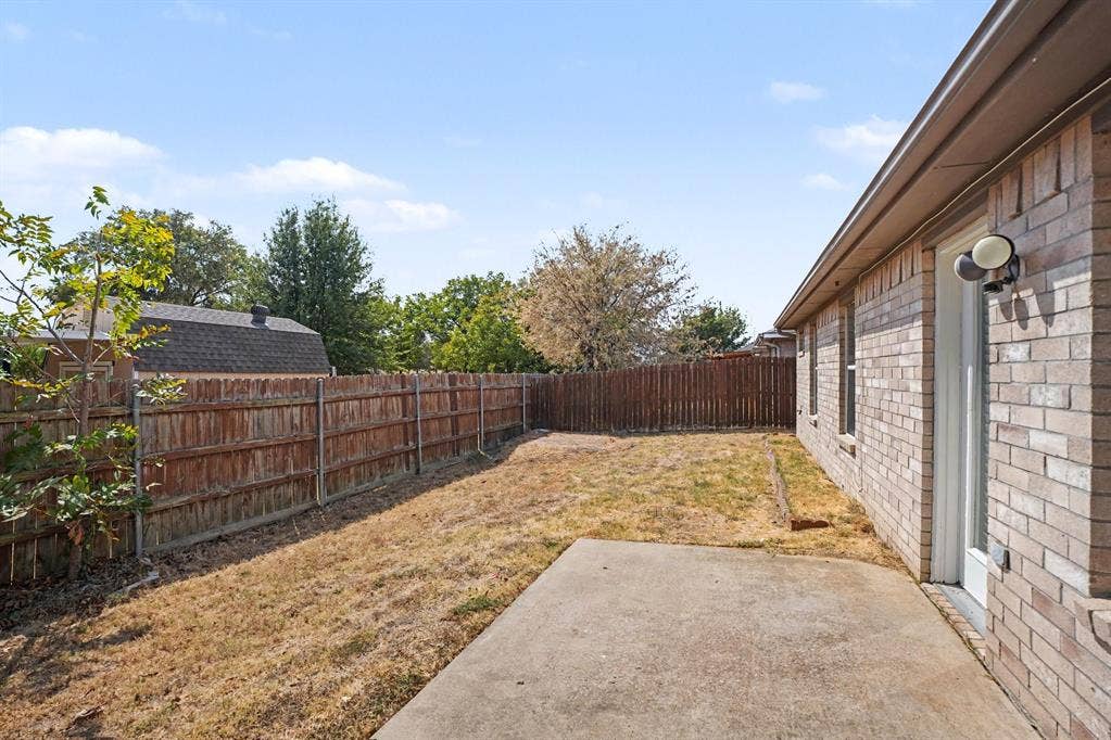 104 Camden Court, Irving, TX 75061