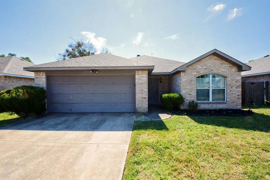 Property photo for 104 Camden Court, Irving, TX