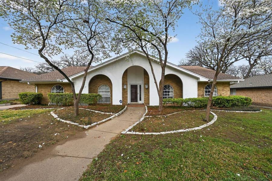 Property photo for 704 Castlewood Lane, Arlington, TX