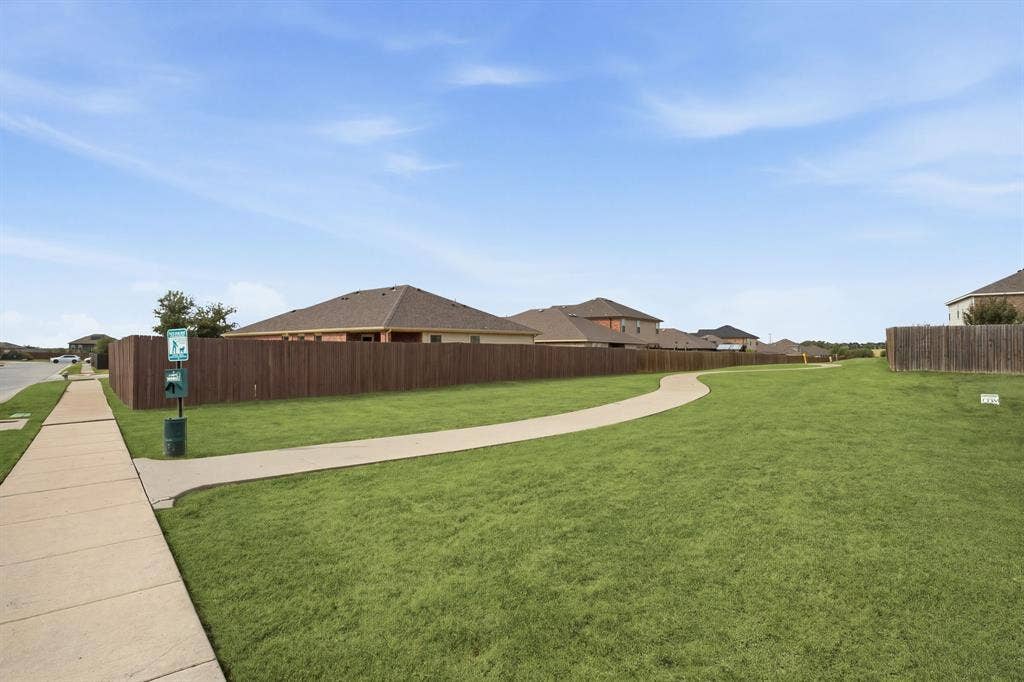 800 Amber Street, Princeton, TX 75407 One of several walk paths throughout the Trails at Riverstone community.