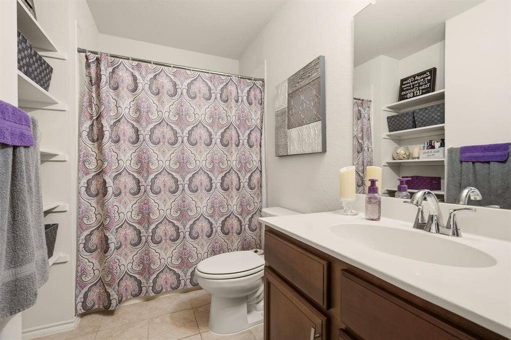 800 Amber Street, Princeton, TX 75407 Full bath 2 is also sparkling clean, ready for family & guest use.