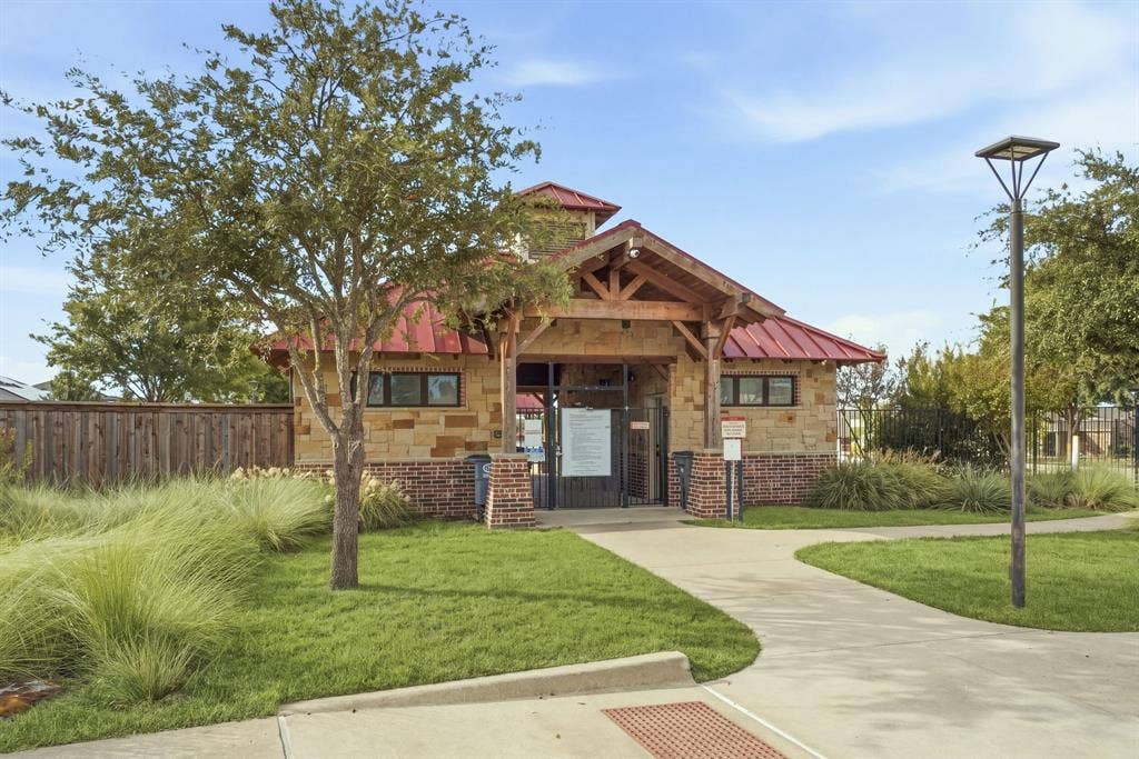 800 Amber Street, Princeton, TX 75407 A gathering place for residents of the Trails at Riverstone. A welcoming amenity for everyone in the family.
