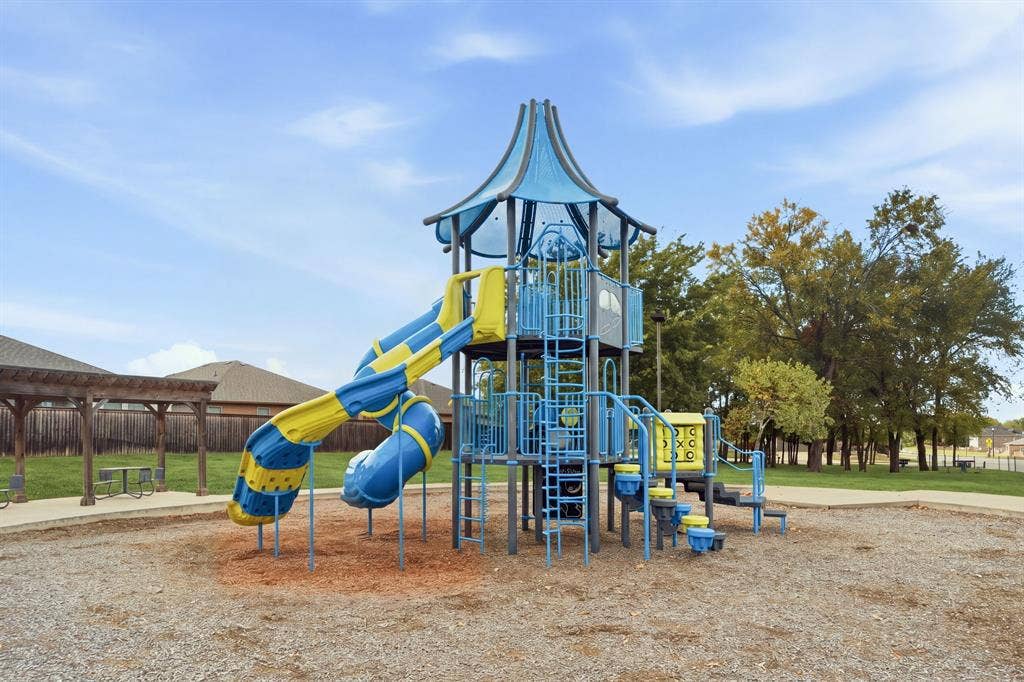800 Amber Street, Princeton, TX 75407 Also at the community clubhouse area is this resident playground.