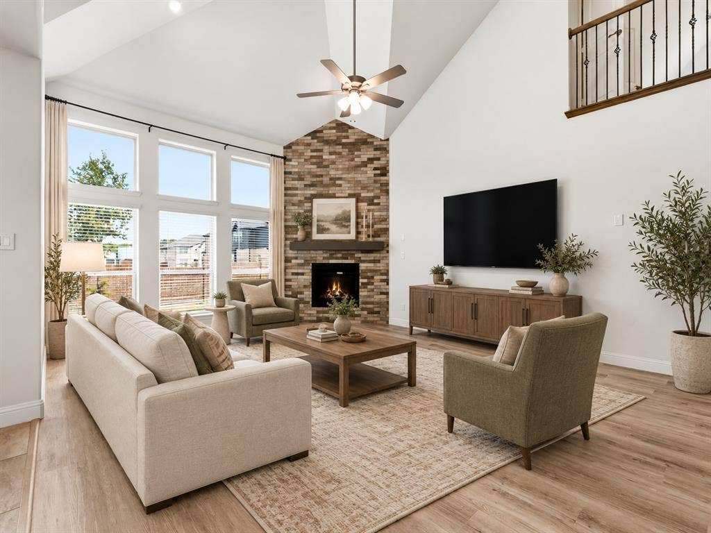 913 Peabody Drive, McKinney, TX 75071 2 story family room overlooking backyard and opening to the kitchen.