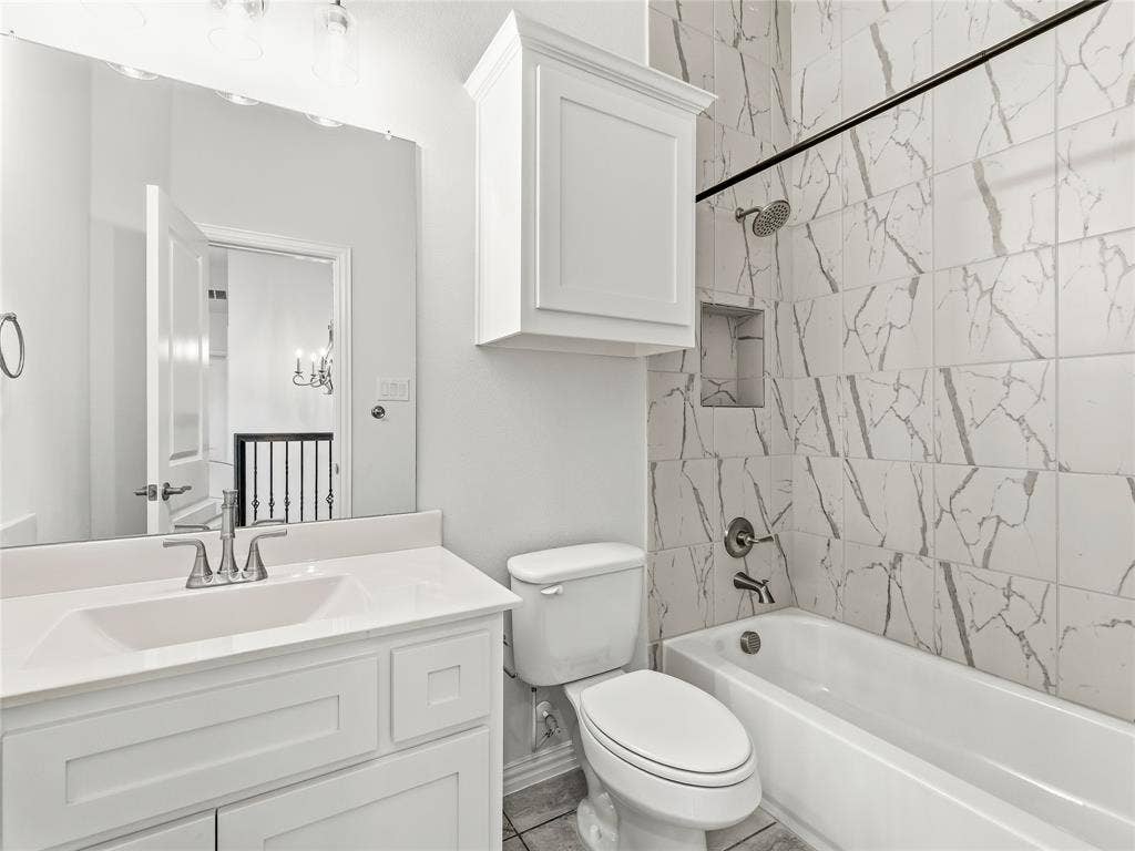 913 Peabody Drive, McKinney, TX 75071 Upstairs full bathroom