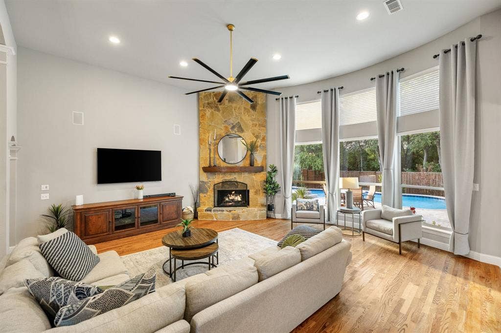 Gas fireplace for those cozy evenings.