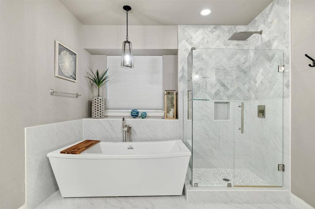 Gorgeious Tub and Shower to unwind.