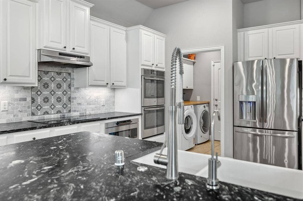 Double ovens and a convection cooktop.