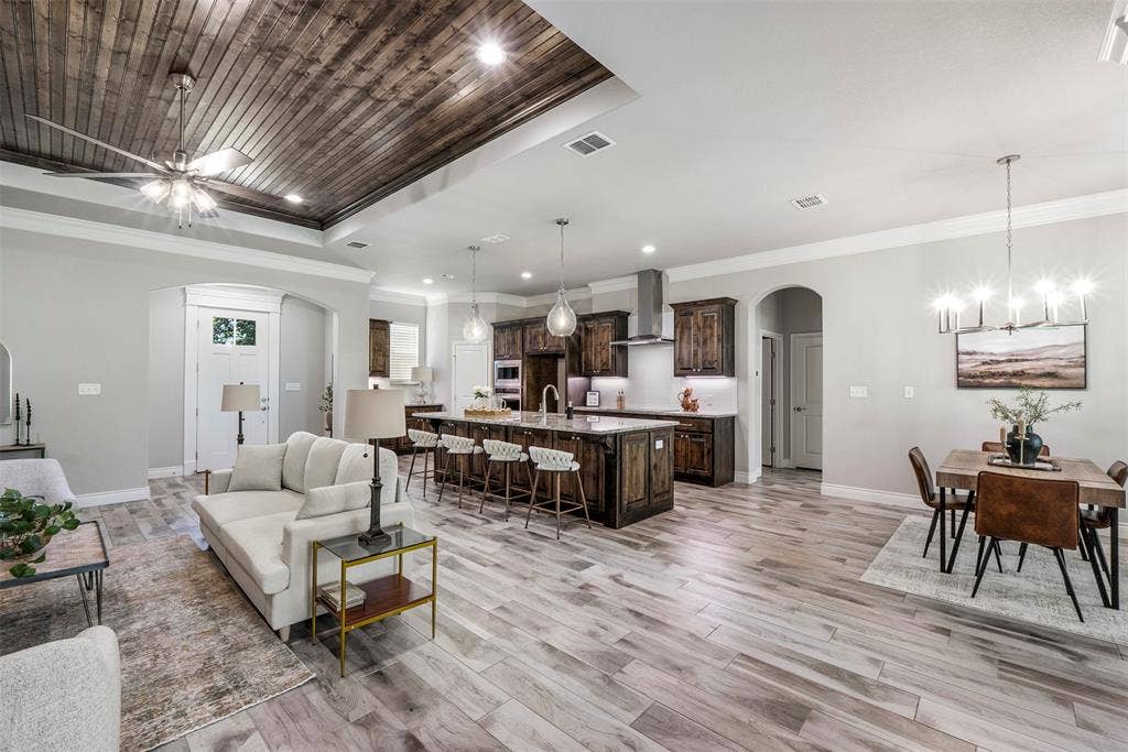 10301 Ravenswood Road, Granbury, TX 76049 Living Space