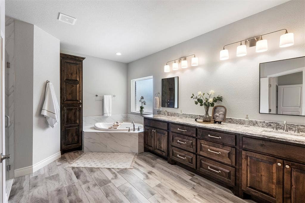 10301 Ravenswood Road, Granbury, TX 76049 Primary Bathroom
