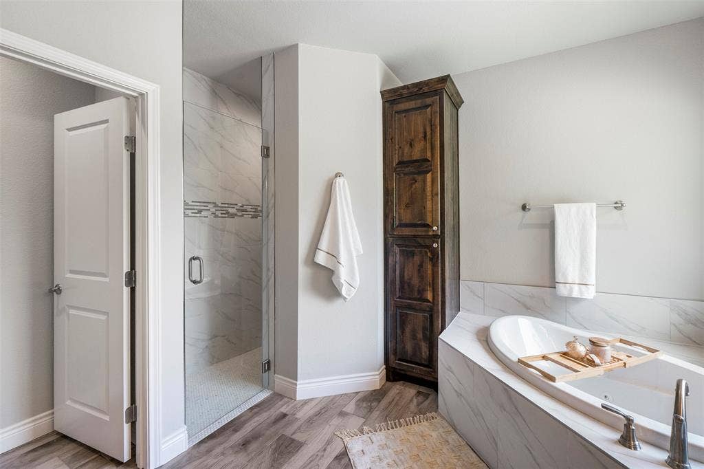 10301 Ravenswood Road, Granbury, TX 76049 Primary Bathroom
