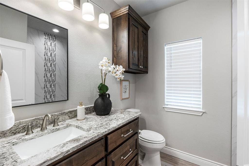 10301 Ravenswood Road, Granbury, TX 76049 Third Bath
