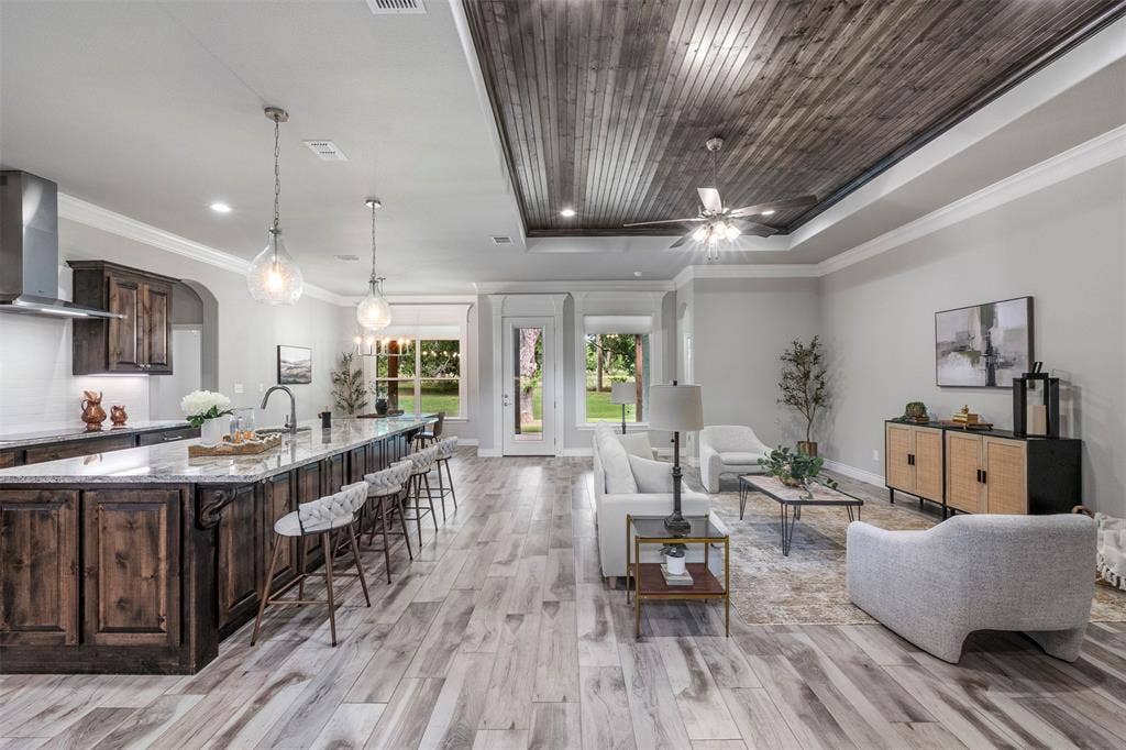10301 Ravenswood Road, Granbury, TX 76049 Living Space